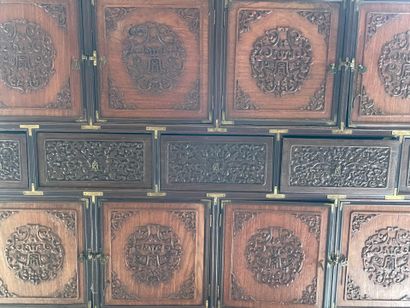 Cabinet en bois exotique à huit porte et...