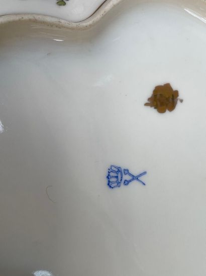 Lot de cinq plats, coupes, jattes en porcelaine...