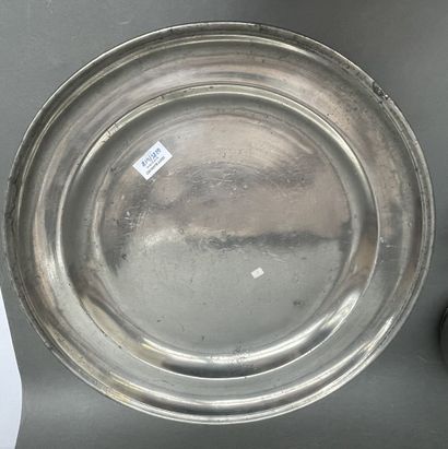 Lot d'étains : plats, 5 verseuses, casse...