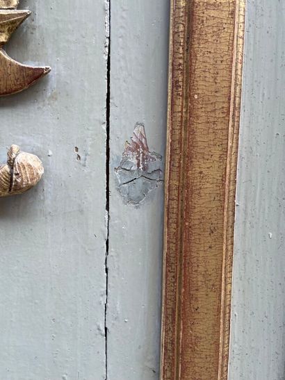 Trumeau en bois laqué gris à moulures dorées...