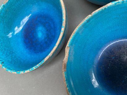 Trois coupes, Paire de vases cornets quadrangulaires...