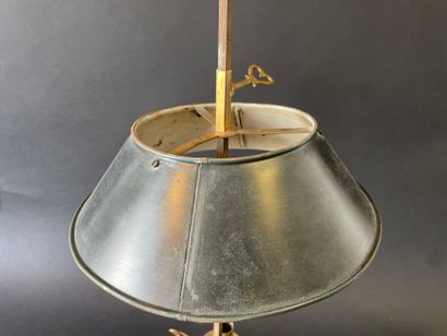 Lampe bouillotte en bronze doré à trois bougeoirs,...