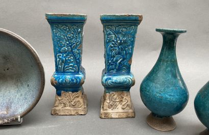 Trois coupes, Paire de vases cornets quadrangulaires...