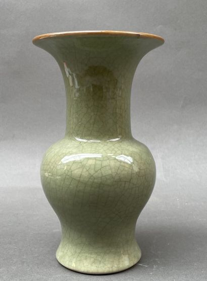 Vase balustre en porcelaine à décor émaillé,...