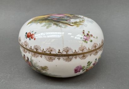 Dans le goût de MEISSEN
Bonbonnière lenticulaire...