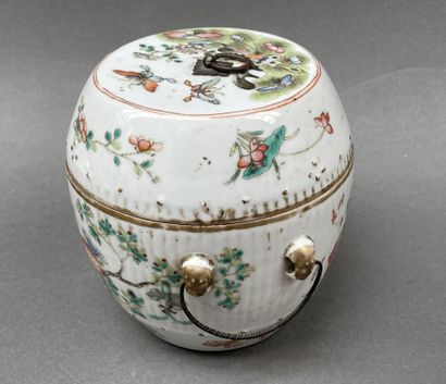 Bol couvert en porcelaine en forme de tonneau...