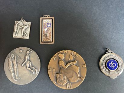 Lot de médailles en bronze et métal essentiellement...