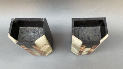 Paire de vases quadrangulaires en onyx et...