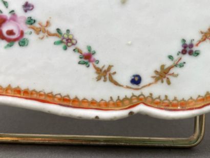 Plat creux en porcelaine à décor de guirlandes...