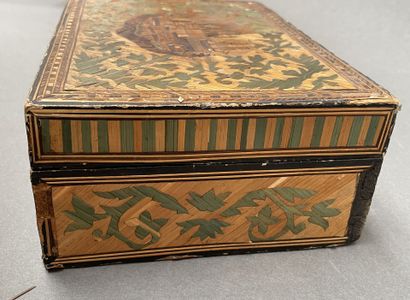 Coffret en marqueterie de paille à décor...
