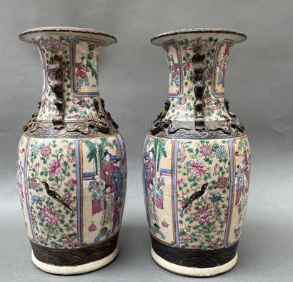 Paire de vases balustres en porcelaine à...