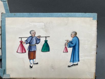 Deux éventails chinois à monture en laque...