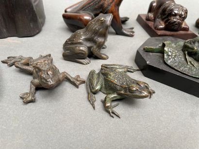 Lot de statuettes comprenant : 
grenouilles,...