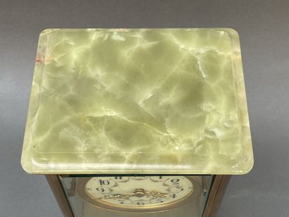 Pendule cage en laiton, le plateau en onyx...