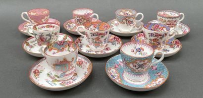 Manufacture de MINTON
Neuf tasses à café...