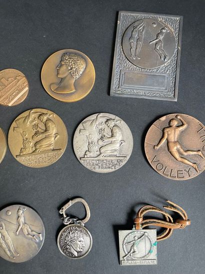 Lot de médailles en bronze et métal essentiellement...