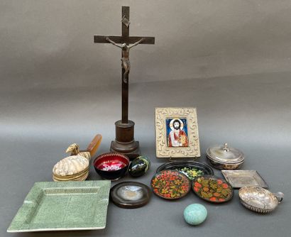 Lot de bibelots divers dont Christ (47 cm),...