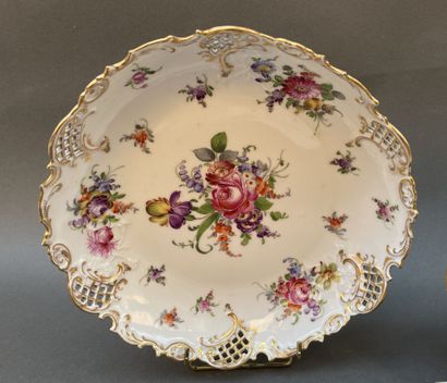 Lot de cinq plats, coupes, jattes en porcelaine...