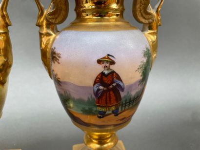 Lot en porcelaine de Paris :
Paire de vases...