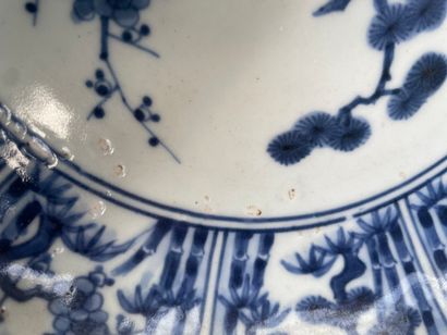 Jatte en porcelaine à décor en camaïeu bleu...