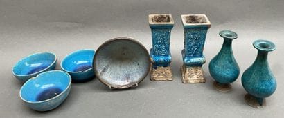 Trois coupes, Paire de vases cornets quadrangulaires...