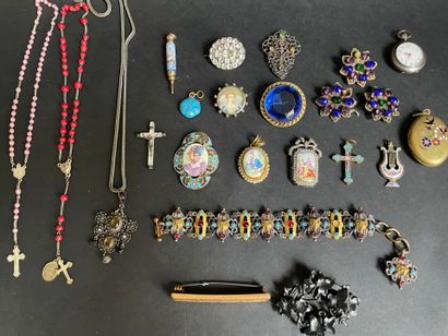 Lot de bijoux fantaisie : broches, bracelet,...