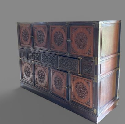Cabinet en bois exotique à huit porte et...
