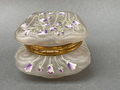 Coffret en verre à décor émaillé de campanules....