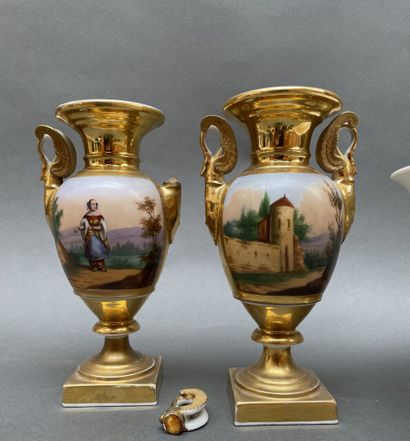 Lot en porcelaine de Paris :
Paire de vases...