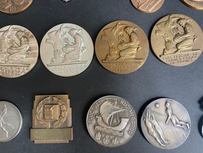 Lot de médailles en bronze et métal essentiellement...