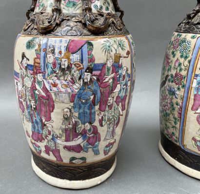 Paire de vases balustres en porcelaine à...