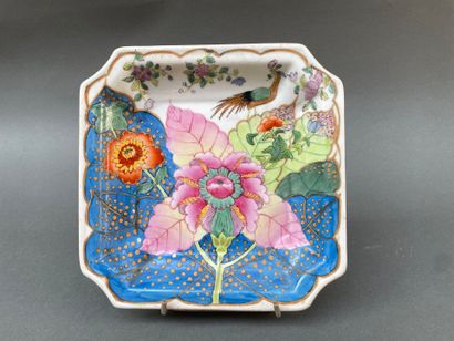 Jatte carrée en porcelaine, les angles évidés...