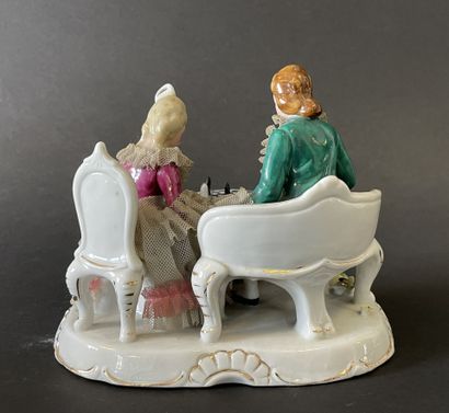 Huit groupes en porcelaine représentant des...