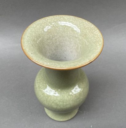 Vase balustre en porcelaine à décor émaillé,...