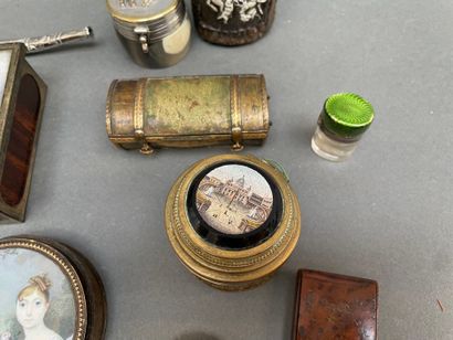 Collections d'objets de vitrine : 
petites...