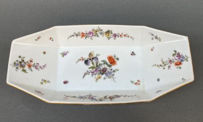 Lot de cinq plats, coupes, jattes en porcelaine...