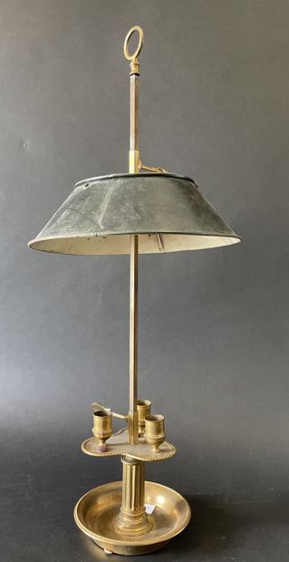 Lampe bouillotte en bronze doré à trois bougeoirs,...