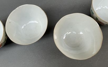 Suite de sept bols en porcelaine à décor...