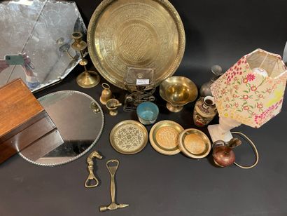 Petit lot de bibelots divers : pied de lampe,...
