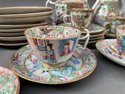 Ensemble en porcelaine de Canton à décor...