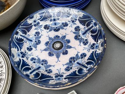 Lot ce céramiques comprenant : assiettes...