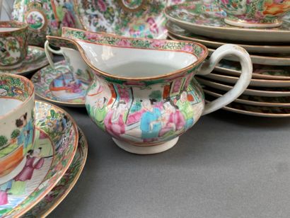 Ensemble en porcelaine de Canton à décor...