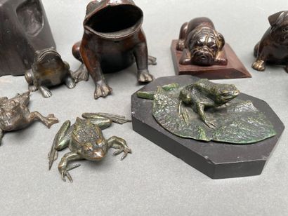 Lot de statuettes comprenant : 
grenouilles,...