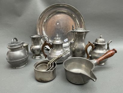 Lot d'étains : plats, 5 verseuses, casse...