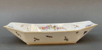 Lot de cinq plats, coupes, jattes en porcelaine...
