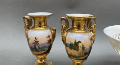 Lot en porcelaine de Paris :
Paire de vases...