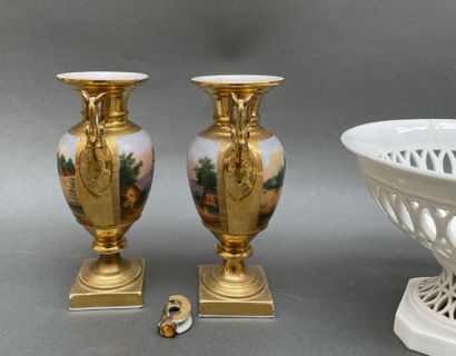 Lot en porcelaine de Paris :
Paire de vases...