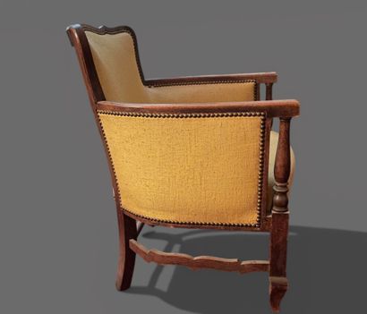 Petite bergère en bois naturel, les accotoirs...