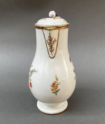Verseuse de forme balustre en porcelaine...