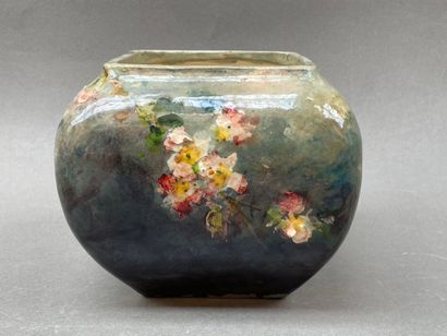 MONTIGNY-SUR-LOING
Vase quadrangulaire balustre...